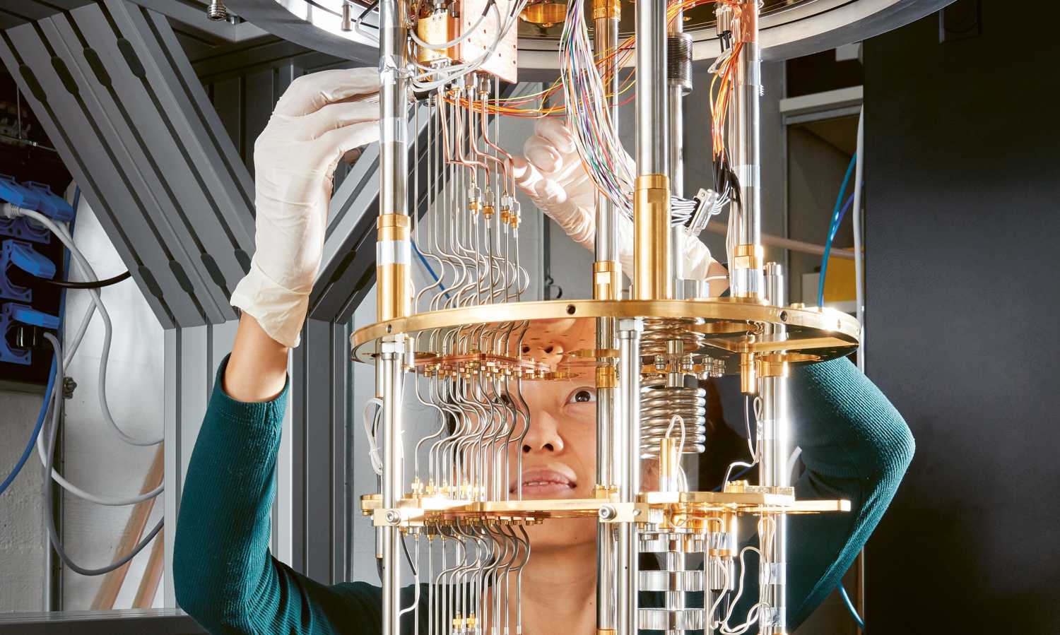 Professor Yiwen Chu working with the cryostat in her lab (Photo: ETH Foundation/Das Bild)