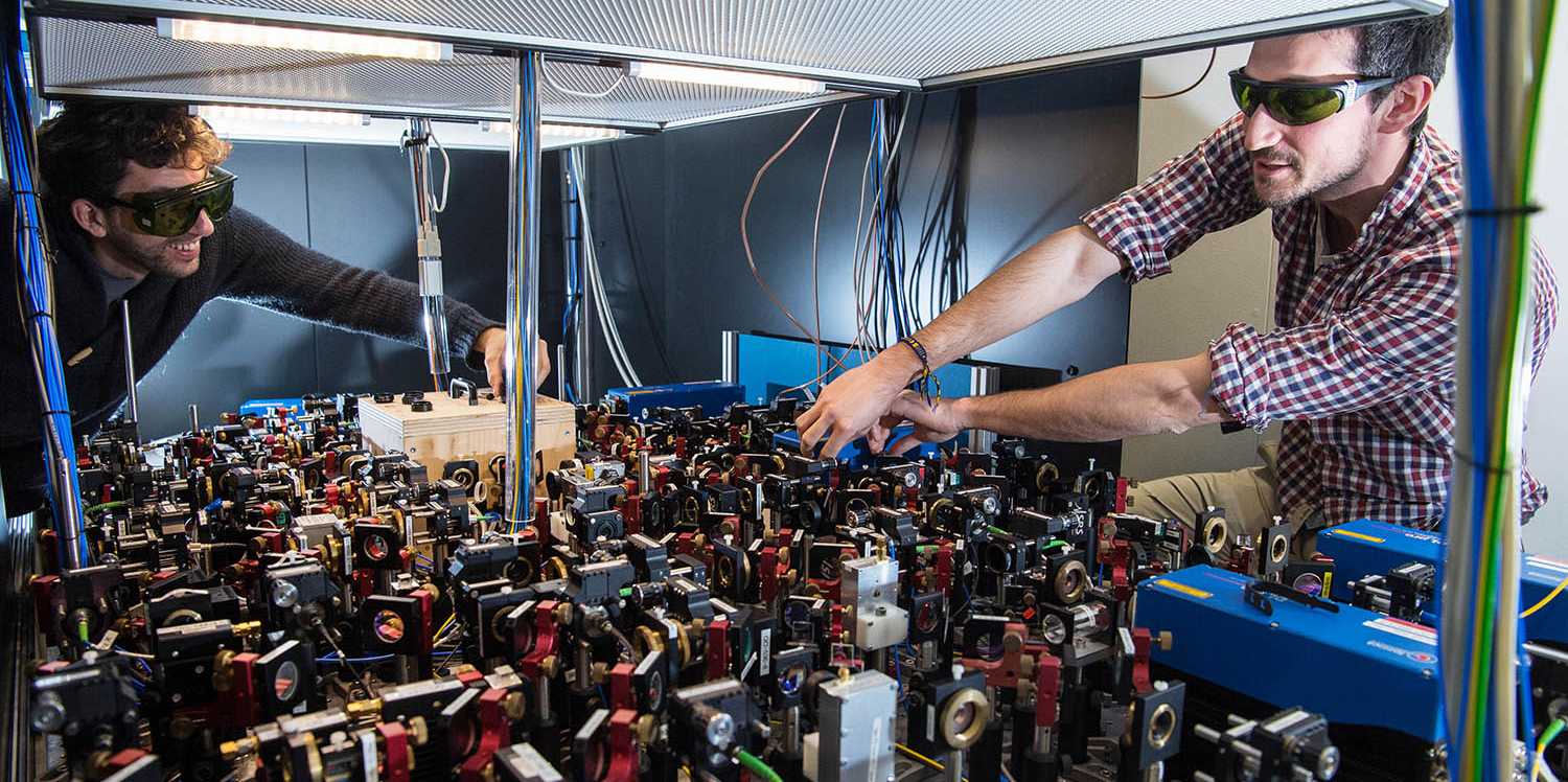 Betreuer Dr. Davide Dreon und Dr. Andrea Morales beim Justieren ihres Forschungsexperiments im Labor für Quantenoptik der ETH Zürich (Foto: ETH Zürich/D-PHYS Heidi Hostettler)