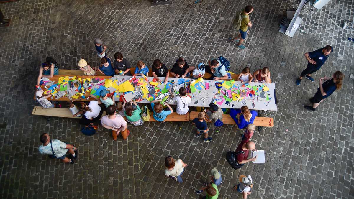 Es dunkelte schon ein, doch die Raketen mussten unbedingt noch fertiggebaut werden. (Foto: ETH Zürich, Samira Spielmann)