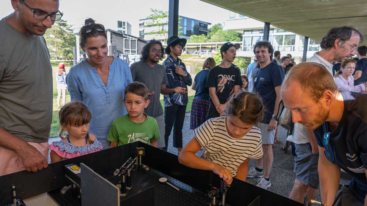 Laser selbst über Spiegel umlenken wie Forschende in den Labors. (Foto: ETH Zürich/Heidi Hostettler)