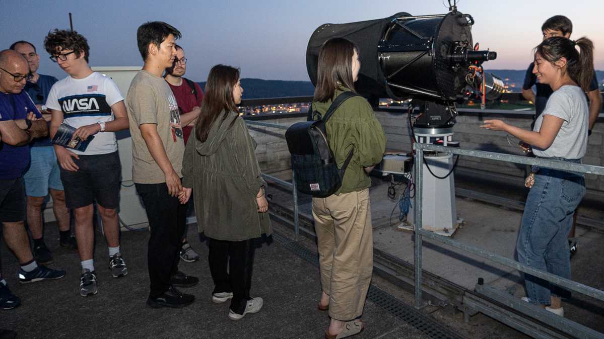 Einmal durch ein grosses Spiegelteleskop schauen: Das Praktikums-Teleskop für die Physik-Studierende auf dem höchsten Gebäude des Campus Hönggerberg. (Foto: ETH Zürich/Heidi Hostettler)