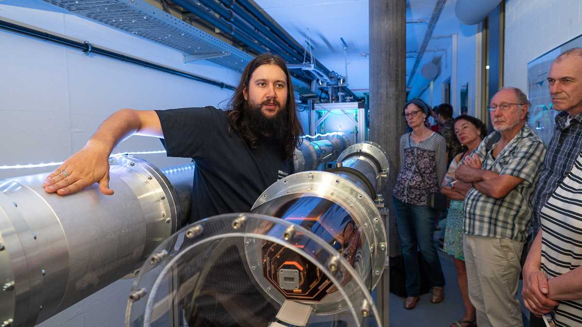 Eines der Quantenlabore im Untergrund des Campus Hönggerberg. Josua Schär, Ingenieur in der Forschungsgruppe von Andreas Wallrafferklärt die dreissig Meter lange Quantenverbindung 