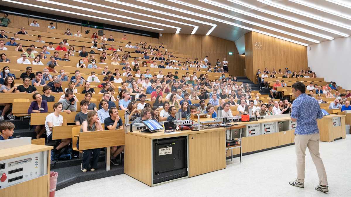 Zu später Stunde im Hörsaal: Nobelpreisträger Didier Queloz erklärt seine Forschung. 