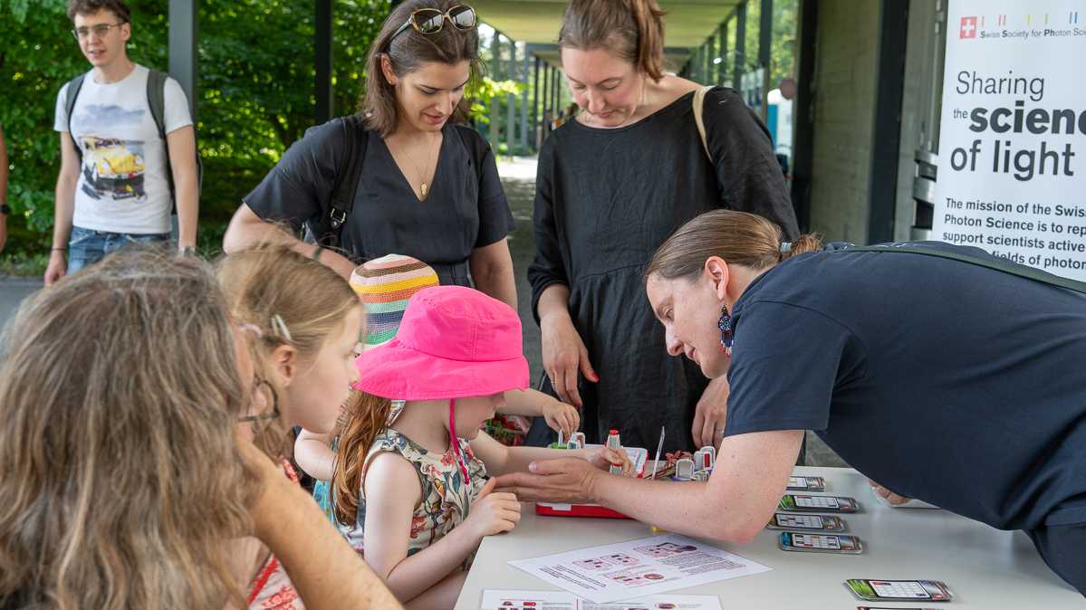 Daniela Rupp: «Hier verfolge ich gerade mit dieser jungen Besucherin, wo der Laserpfad entlangläuft, und wir überlegen, wie man den Spiegel anders positionieren könnte. Aber es waren nicht nur Kinder, die über den Rätseln gebrütet haben.» 