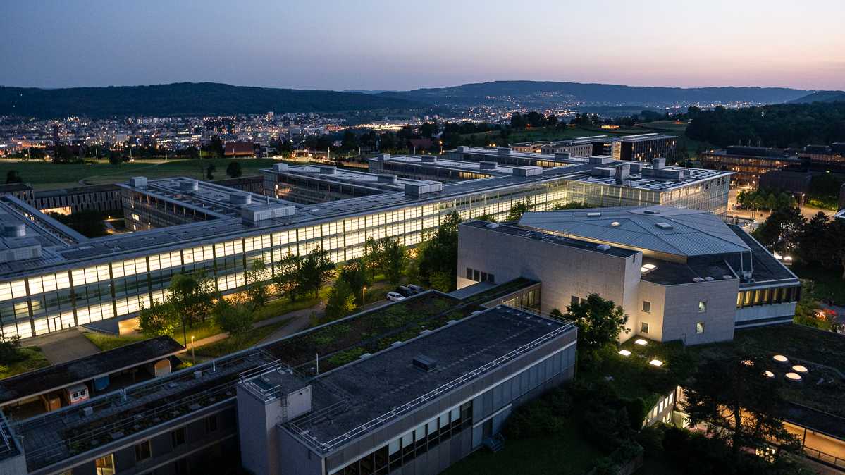 Der Campus Hönggerberg der ETH Zürich vom höchsten Gebäude aus. 