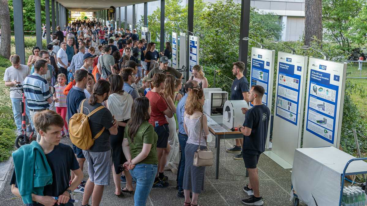 Forschungsgruppen präsentieren ihre Forschung publikumsnah draussen im Park. (Foto: ETH Zürich/Heidi Hostettler)