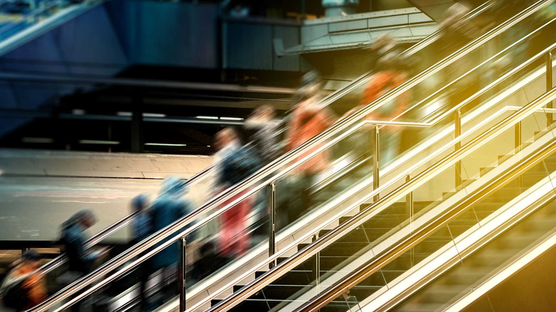 Leute auf einer Rolltreppe