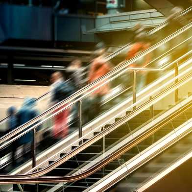 Leute auf einer Rolltreppe